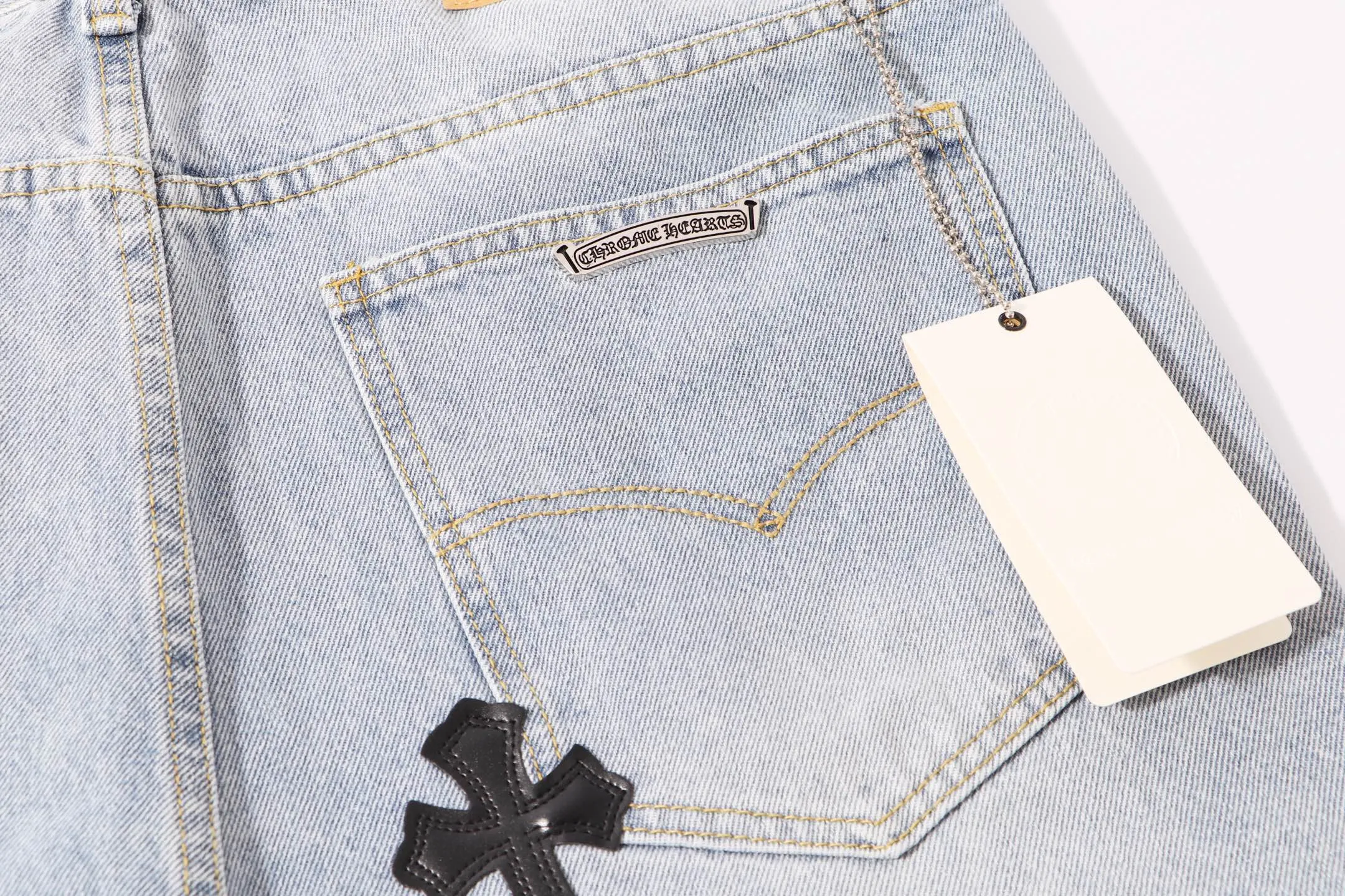 P230 Style number: H39 Croxin & 𝐂𝐡𝐫𝐨𝐦𝐞 𝐇𝐞𝐚𝐫𝐭 ss25 blue black blue and white grained leather denim workwear logging pants. Styles with different washed textures are very friendly to people with thin legs. The slightly flared version perfectly modifies the leg shape. The timeless and moderate length makes it easy to match and match. It is the basis for various styles and is a must-have in your wardrobe! The fabric is stiff but also makes the upper body soft without losing texture. The washing process is even more perfect. It is a must-have item for everyone! ! ! Washed wheat, hang tag, pants label, three labels complete Color: blue Size: 28-30-32-34